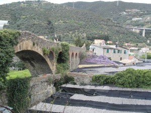 Ponte romano a 15 arcate che conduce a Villa Curlo
